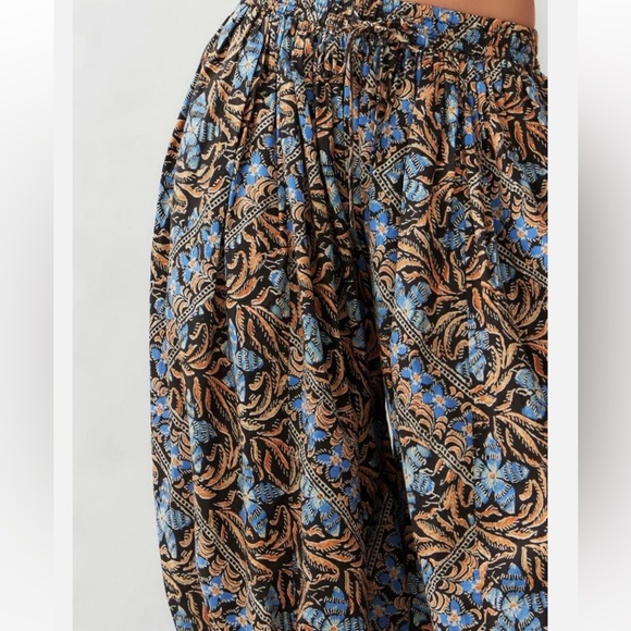 ⭐️NwT Urban Outfitters Out from under Jasmine Balloon Pants⭐️ - Picture 3 of 11